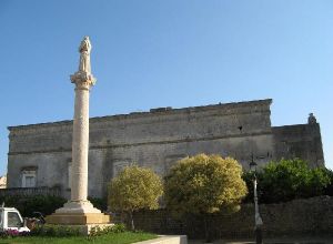 Lucugnano - piazza Comi - Uno scorcio del castello